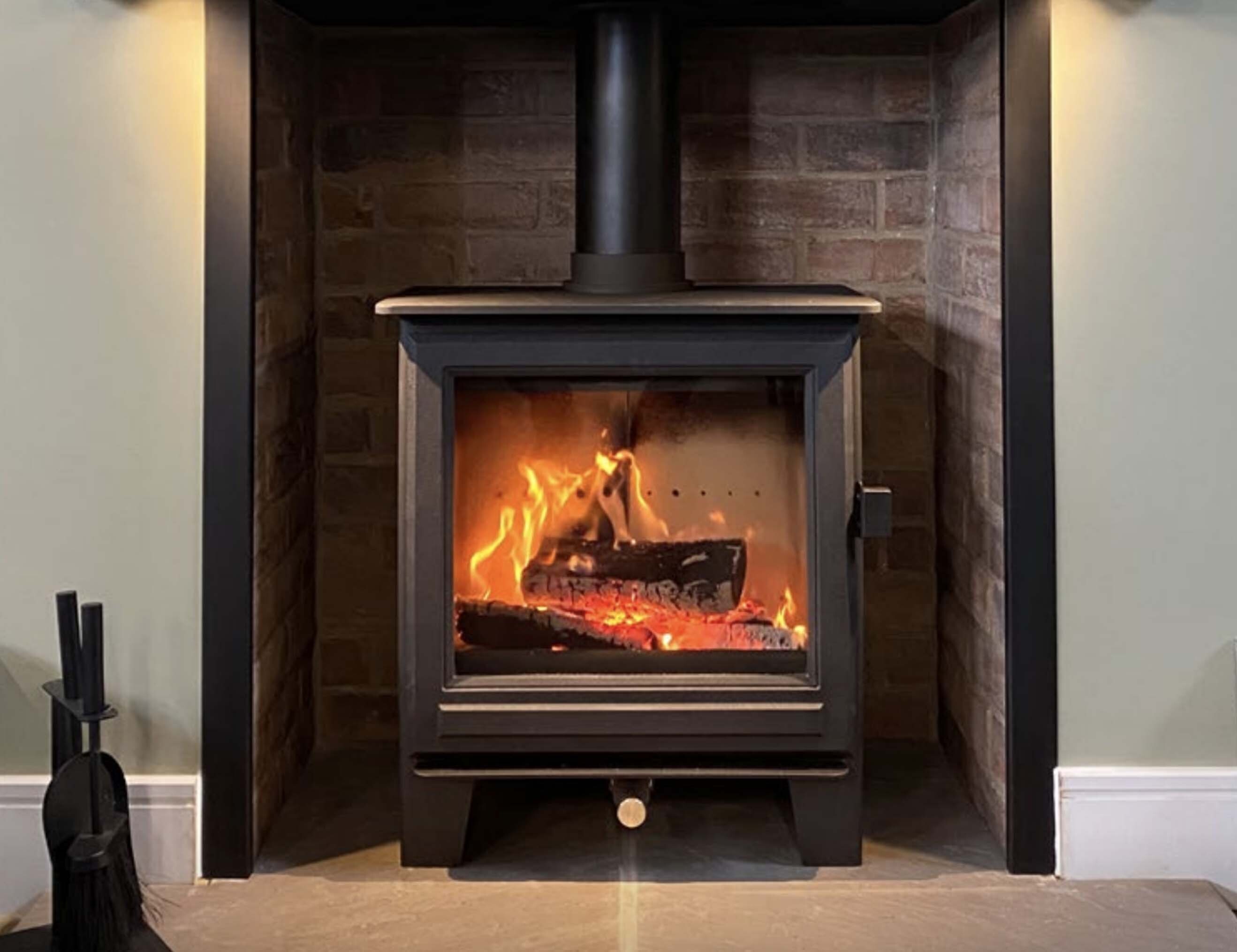 Clock Sudbury Classic stove in a fireplace setting