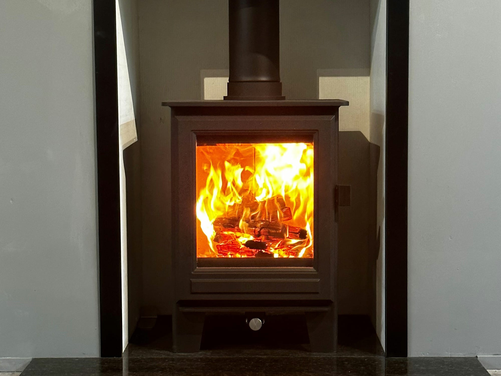 Clock Sudbury Compact Classic stove in a fireplace setting