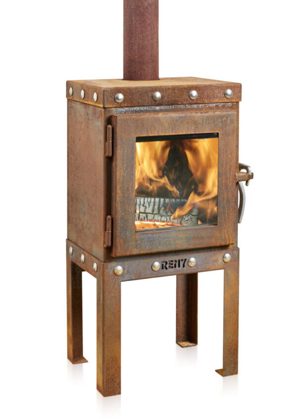 RB73 Piquia outdoor fire beside patio seating